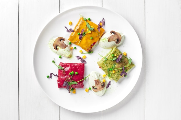 Farfurie cu preparat culinar colorat